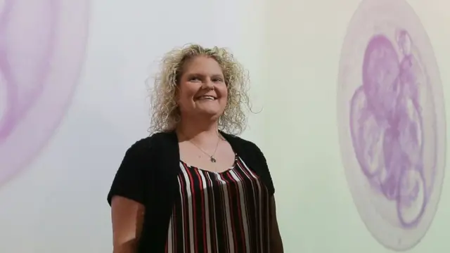 Louise Brown, qui, en 1978, est devenue le premier bébé au monde à naître à la suite d'une fécondation in vitro (FIV) réussie