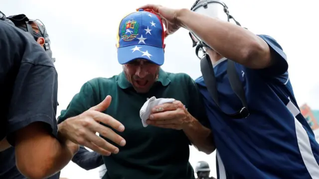 Henrique Capriles reaccionando a los gases lacrimógenos en protestas del lunes 8 de mayo.