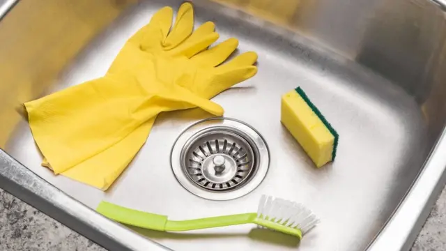 주방 싱크대와 청소 도구