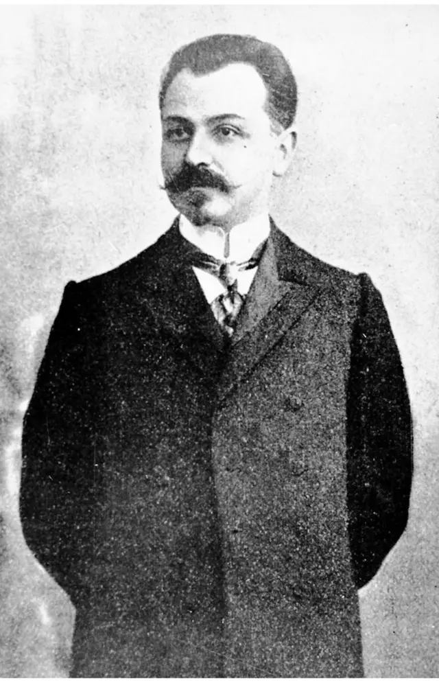 AXC Nazrilər Şurasının sədri və daxili işlər naziri vəzifələrini icra etmiş Fətəli Xan Xoyski. 1875-ci ildə doğulan Xoyski ADR-nin (Azərbaycan Demokratik Respublikası) yaradıcılarından biridir. O, Zaqafqaziya Federativ Respublikası hökumətində maarif naziri, Milli Hökumətin birinci və üçüncü kabinetlərində baş nazir, beşinci kabinetində isə xarici işlər naziri vəzifəsini tutub. Xoyski türk (Azərbaycan) dilinin dövlət dili elan edilməsi haqqında 27 iyun 1918-ci il tarixli qərara imza atıb. O, 1920-ci ildə qətlə yetirilib.