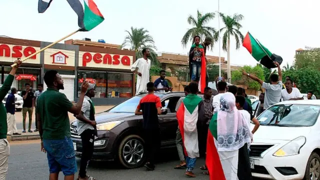 Sudan'da asker ve muhalefet uzlaşmaya vardığını açıklayınca halka sokaklarda kutlama yaptı