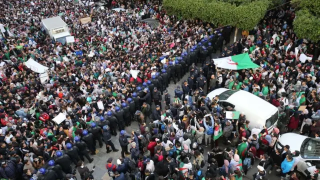 Başkent Cezayir ve ülkenin diğer kentlerinde 5 Mart'ta da protesto gösterileri vardı