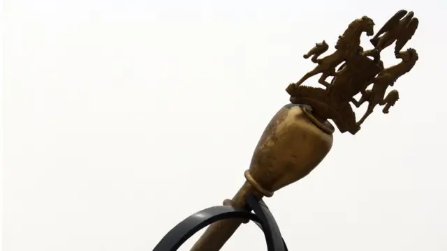 Statue of di Mace wey dey National assembly for Abuja