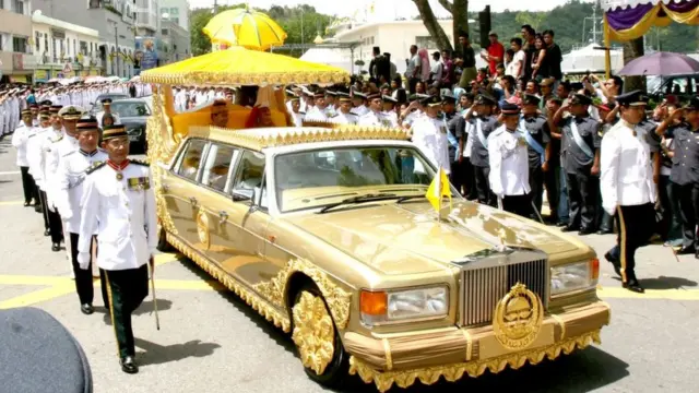 সোনায় মোড়ানো রোলস্‌রয়েস