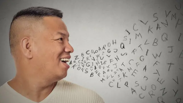 Hombre con letras saliendo de la boca