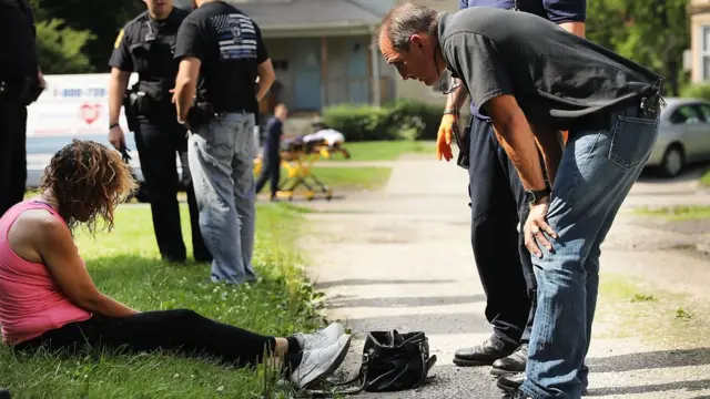 Las autoridades tratan a una mujer que tuvo una sobredosis de heroína en Ohio, Estados Unidos.