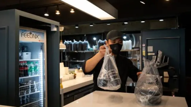 배달 준비 중인 종업원