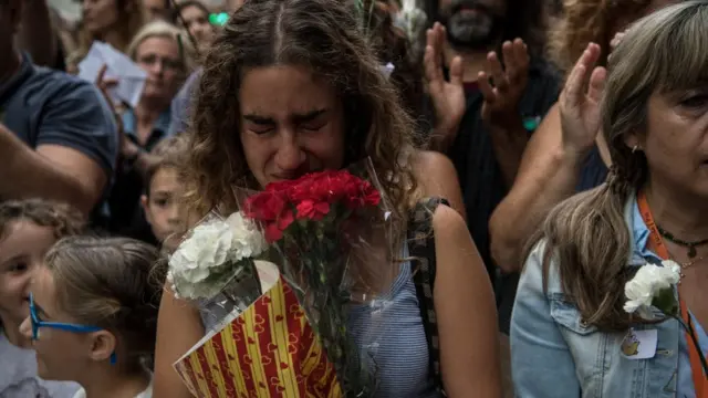 Una mujer llora de emoción durante el referendo por la independencia de Cataluña, declarado ilegal por la justicia española.