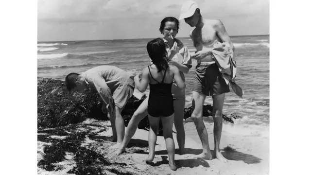 اوپنهایمر با خانواده‌اش - او با کاترین هریسون (کیتی) ازدواج کرد که یک زیست‌شناس بود و برای کار در پروژه Y به او پیوست