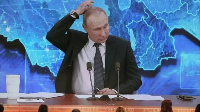 Матбуот анжумани нега бекор қилингани айтилмади, аммо бу россияликлар орасида Путиннинг Украинага бостириб киришидан норозилик кайфияти ошиши манзарасида юз бермоқда.