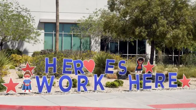 कोरोना, एक अस्पताल के सामने लिखा संदेश