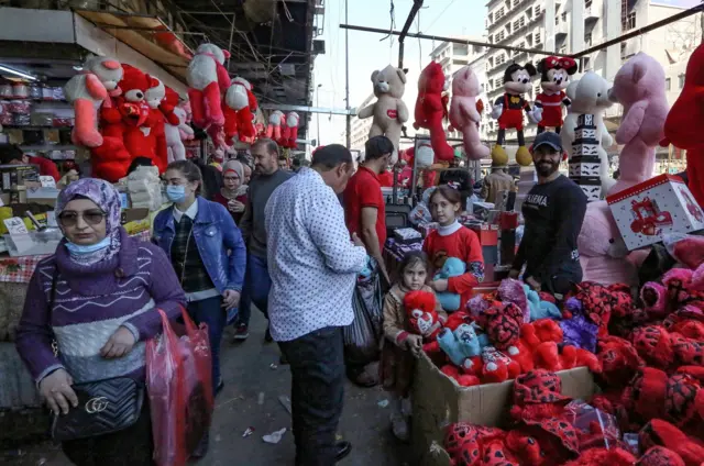 بوسه با ماسک؛ تصویر متفاوت ولنتاین در جهان