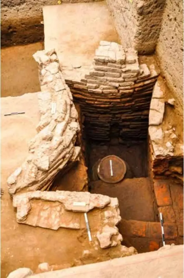 கொற்கையில் கிடைத்த இந்தச் செங்கல் கட்டுமானம் 29 அடுக்குகளுடன் 2.35 மீட்டர் உயரத்தைக் கொண்டுள்ளது.