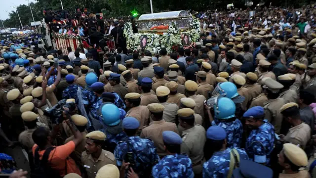 லட்சக்கணக்கான பொதுமக்கள், தொண்டர்கள் ஜெயலலிதாவின் இறுதி ஊர்வலத்தில் கலந்து கொண்டனர்.