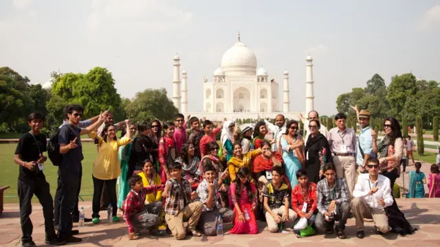 తాజ్ మహల్ దగ్గర పాకిస్తాన్ విద్యార్థులు