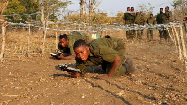 两名巡逻队员斯文雅（TariroSikwenya，前者）和穆涅莫（WadzanaiMunemo）在培训期间参加障碍训练。
