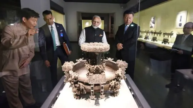 Chủ tịch Tập Cận Bình và Thủ tướng Modi tham quan bảo tàng tỉnh Hồ Bắc