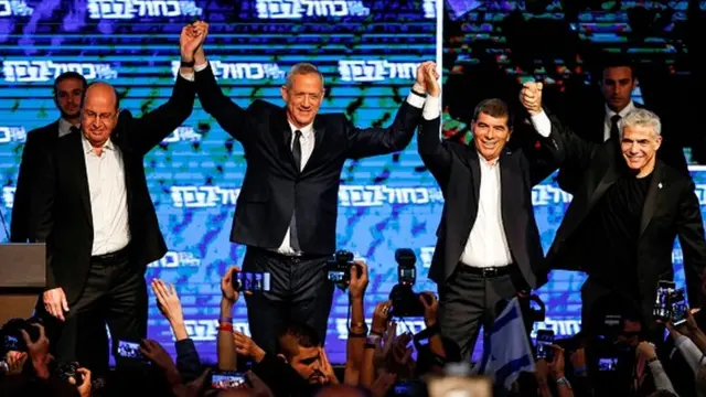 Mavi ve Beyaz ittifakı liderleri Moshe Yaalon, Benny Gantz, Gabi Ashkenazi ve Yair Lapid de seçim gecesi zaferlerini ilan etmişti.