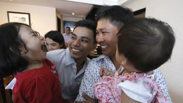 Umwana w'umukobwa wa Wa Lone (uri iburyo) ntabwo aruzuza umwana umwe w'amavuko, mu gihe umukobwa wa Kyaw Soe Oo (ibumoso) afite imyaka itatu y'amavuko