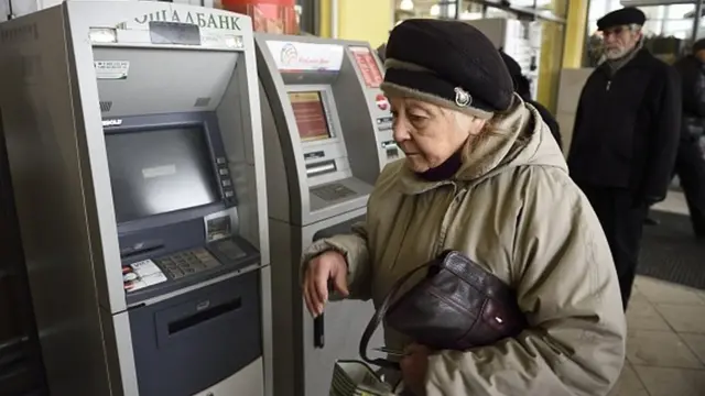 Жінка біля банкомата