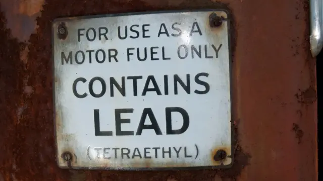 "Sólo para uso como combustible de motor. Contiene plomo (tetraetilo)", advierte el anuncio