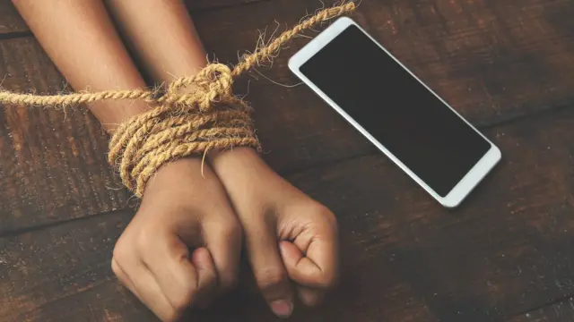 मोबाईलचं व्यसनः मोबाईलशिवाय चैनच पडत नाही का? सतत मोबाईल वापरावासा वाटतो का?