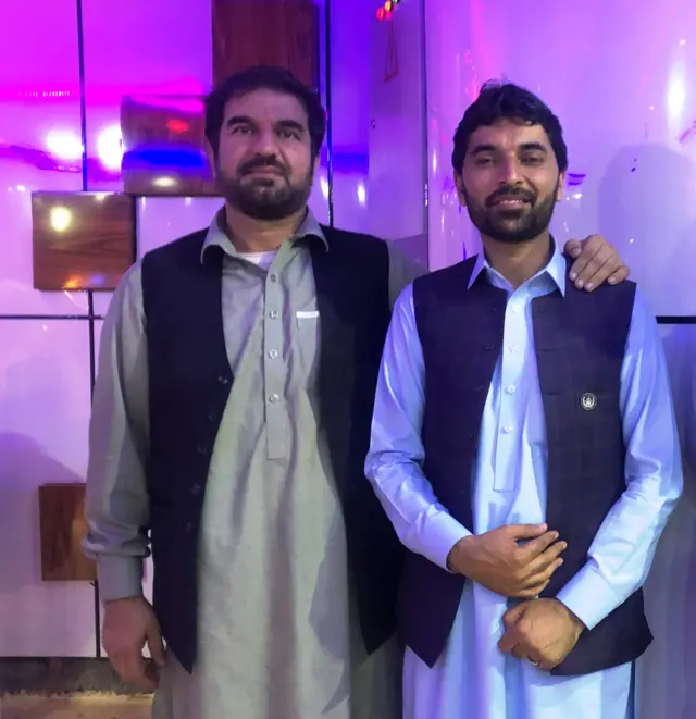 له مرحوم نصیر احمد احمدي سره د دې لیکنې د لیکوال یو ګډ تصویر