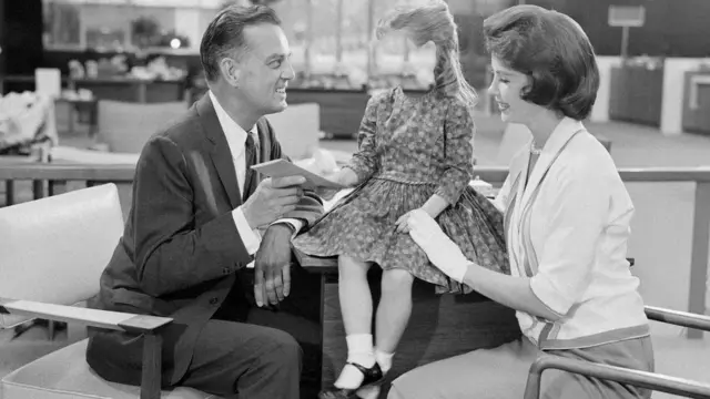 Родители с ребенком, не имеющим лица