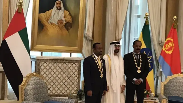 መራሕቲ ሃገራት ኢትዮጵያ (ጸጋም) መሓመድ ቢን ዛይድ (ማእኸል) ፕረዚደንት ኢሳይያስ ኣደወርቂ (የማን)