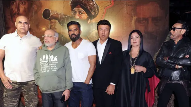 ગયા વર્ષે બોર્ડર ફિલ્મની 20મી વર્ષગાંઠની ઉજવણી પર (ડાબેથી) પુનિત ઇસ્સાર, જે.પી.દત્તા, સુનિલ શેટ્ટી, અનુ મલિક, પૂજા ભટ્ટ અને જેકી શ્રોફ