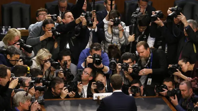 Kongre'de ifade veren Zuckerberg