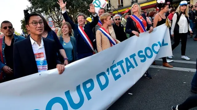 Jean Luc Mélenchon et plusieurs membres de son mouvement la France insoumise défilant dans les rues de Paris contre la loi travail