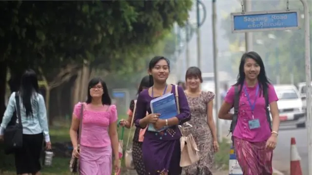 အဝေးသင်တက္ကသိုလ် အနီးကပ် နှစ်ကြိမ်ခွဲတက်ရမှာ ကျောင်းသားများ ဆန္ဒကောက်ခံမယ်
