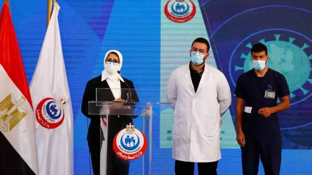 وزيرة الصحة المصرية هالة زايد (يسار)