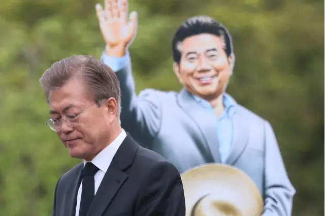 문재인 대통령이 지난해 5월 김해 봉하마을에서 열린 고(故) 노무현 전 대통령 8주기 추도식에서 인사말을 마치고 단상을 내려오고 있다. 당시 취임 14일째였다.