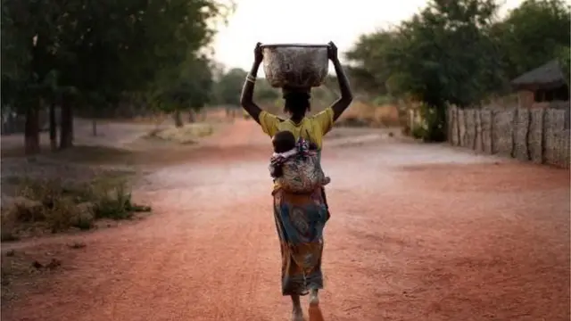 une femme à la recherche d'eau potable