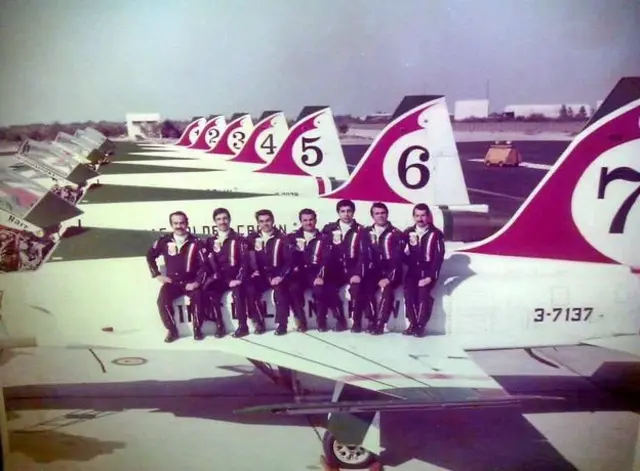 خلبانان آخرین تیم آکروجت تاج طلایی نیروی هوایی که پس از پیروزی انقلاب منحل و خلبانانش از نیروی هوایی پاکسازی شدند، با شروع جنگ، شماری از آنان به خدمت بازگشتند و جانشان را از دست دادند همچون سروان ظریف خادم و شماری نیز اسیر جنگی شدند چون نصرت الله دهخوارقانی