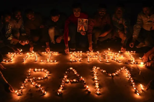 مصلون هندوس يحتفلون عام 2019 بقرار المحكمة الهندية العليا بالسماح ببناء معبد للإله رام في مدينة أمريتسار، مكان مسجد هدمه متطرفون عام 1992