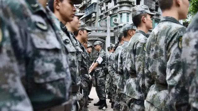 參與澳門市區救災工作的解放軍駐澳部隊士兵列隊（25/8/2017）