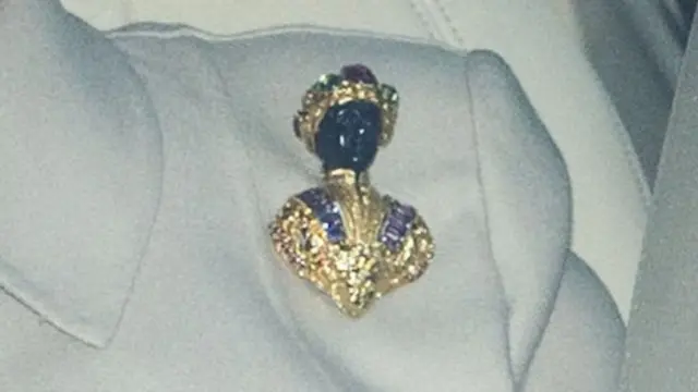 เข็มกลัดสไตล์ Blackamoor ทำเป็นรูปลำตัวส่วนบนของชายผิวดำสวมเสื้อคลุมและโพกผ้าสีทอง