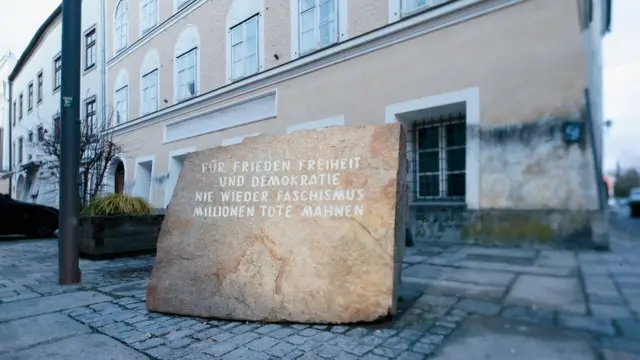 หินจารึกคำเชิดชูผู้ตกเป็นเหยื่อของลัทธิฟาสซิสต์ หน้าบ้านเกิดฮิตเลอร์