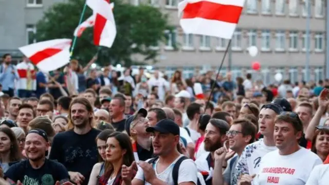 حشود بالآلاف احتجت على التغطية الإعلامية للانتخابات