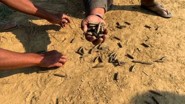 စစ်ပွဲအပြီးမှာ ကျန်ရစ်တဲ့ ကျည်ဆံတွေကို ရွာသားတွေက ပြသစဉ်