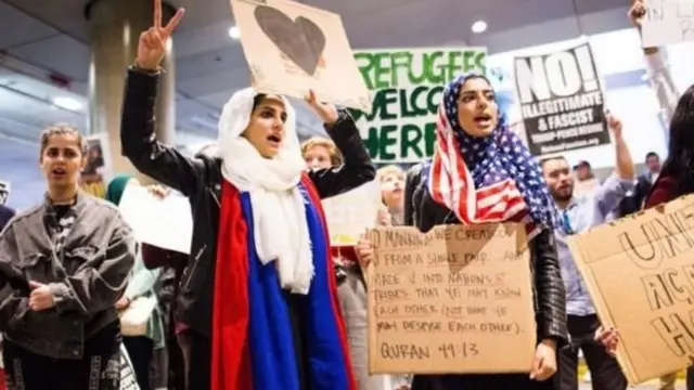 வெற்றியை குறித்து காட்டும் பெண்மணி