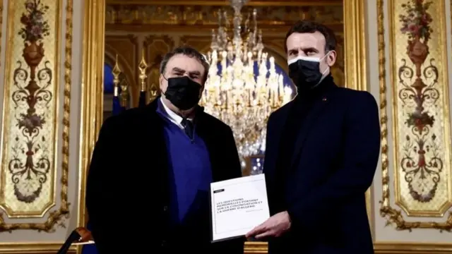 Le président français reçoit le rapport de l'historien français en charge de la présidence, Benjamin Stora, sur le colonialisme et la guerre d'Algérie (1954-1962)