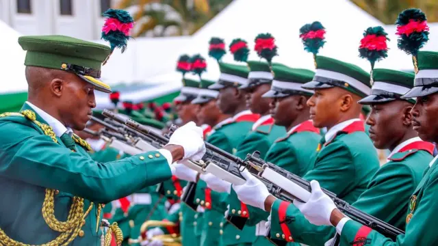 Ranar Talata aka yi bikin cikar Najeriya shekara 59 da samun 'yancin kai daga turawan mulkin mallakar Birtaniya. Wannan hoton wasu daga cikin sojojin kasar ne suke faretin ban-girma a fadar shugaban Najeriya da ke Abuja domin tunawa da zagayowar ranar samun mulkin-kan