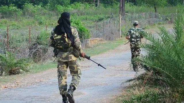 सुरक्षाकर्मी गश्त करते हुए