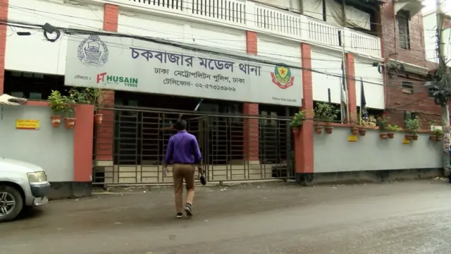 মৃত ব্যক্তির নামেও মামলা করেছে চকবাজার থানা পুলিশ।