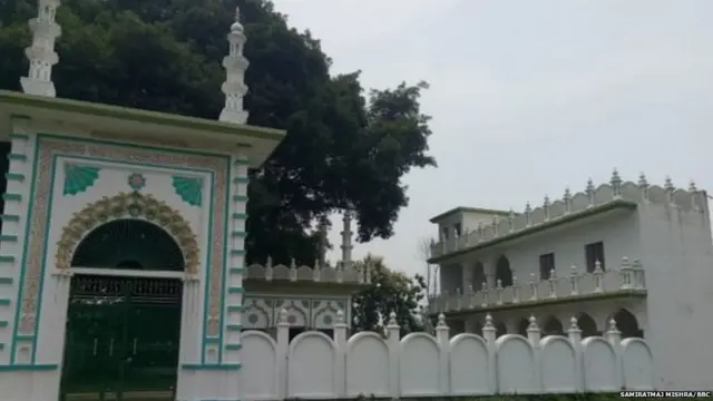 ਆਲ ਇੰਡੀਆ ਮੁਸਲਿਮ ਪਰਸਨਲ ਲਾਅ ਬੋਰਡ ਦੇ ਸਾਰੇ ਮੈਂਬਰਾਂ ਨੇ ਵੀ ਸੂਬਾ ਸਰਕਾਰ ਦੇ ਇਸ ਫੈਸਲੇ ਦਾ ਵਿਰੋਧ ਕੀਤਾ ਅਤੇ ਸੁੰਨੀ ਵਕਫ਼ ਬੋਰਡ 'ਤੇ ਇਸ ਨੂੰ ਸਵੀਕਾਰ ਨਾ ਕਰਨ ਦਾ ਦਬਾਅ ਬਣਾਇਆ ਹੈ