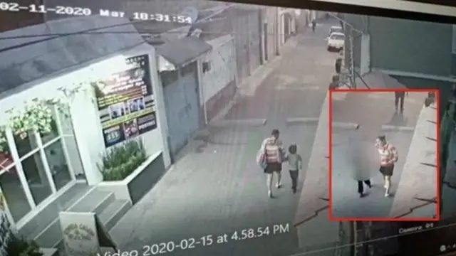 Rekaman CCTV yang memperlihatkan Fatima bersama seorang perempuan.